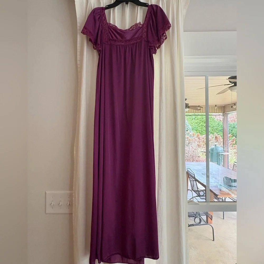 Vintage Gilead petite medium Elegant Purple Nightgown - Picture 2 of 13